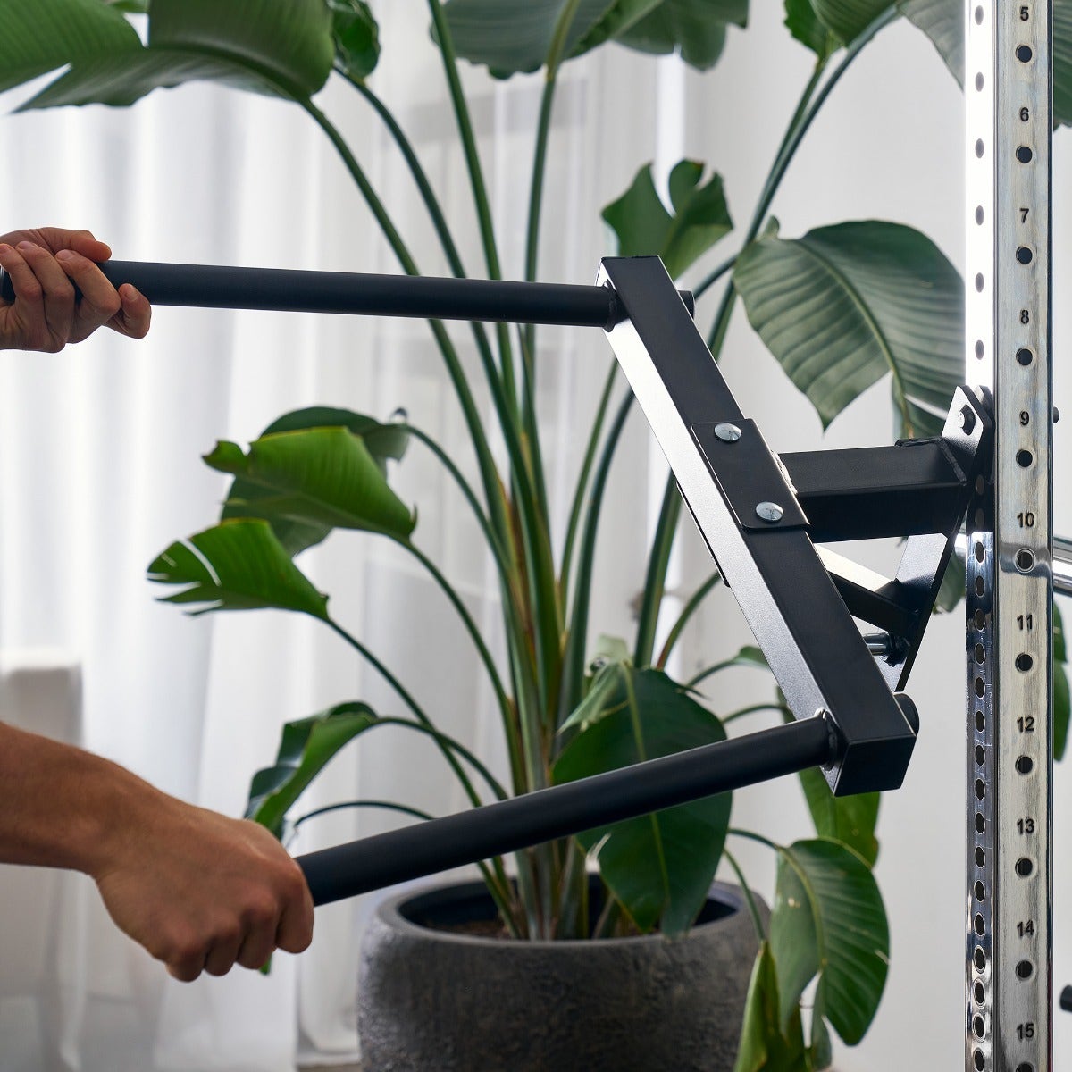 Nasazování bradel na věž HAMMER Autark Smith Machine Multi
